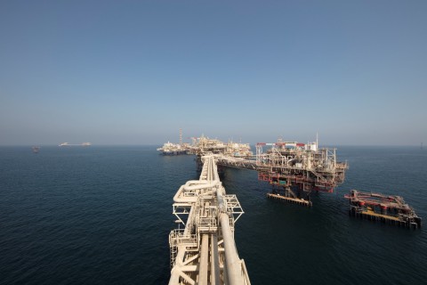 아부다비국영석유공사가 해양 석유 채굴권 확보 사업 계획 수립을 위해 약 10개의 잠재적 파트너사와 협의에 착수했다