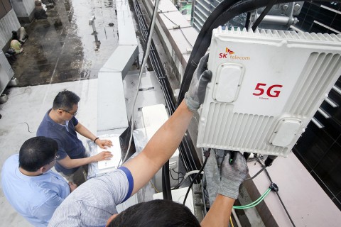SK텔레콤이 국내 통신 장비업체 KMW사와 함께 무선 5G릴레이 중계기를 국내 최초로 개발해 서울 강남구에 위치한 5G 시험망에 적용했다