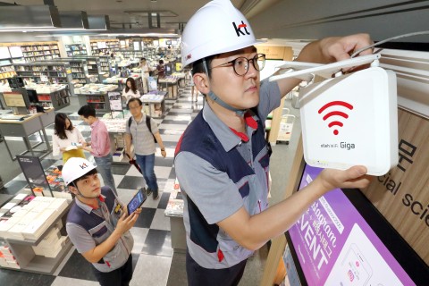KT가 11일 전 국민 대상 10만 WiFi AP를 개방을 완료하고 KT 스마트폰 전 고객 WiFi 서비스 기본제공, 지하철 객실 WiFi 장비 교체 등 KT WiFi 서비스 향상에 나선다
