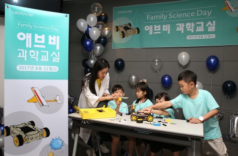 한국애브비 패밀리 사이언스 데이에 참가한 어린이들이 부모와 함께 만든 충전 비행기 구조와 원리를 체험하고, 자동차소프트웨어 코딩 후 구동해 보고 있다