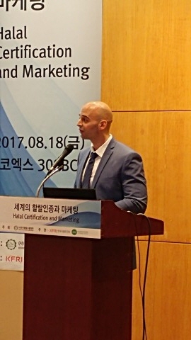 알리 오스만 이판카 한국 지사장이 2017할랄산업엑스포코리아에서 기업 소개 발표를 하고 있다