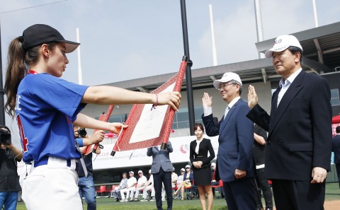 LG전자와 한국여자야구연맹이 공동 주관하는 LG컵 국제여자야구대회가 25일 개막했다