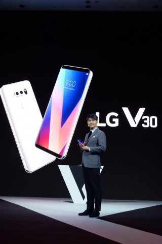 LG전자가 31일 독일 베를린에서 차기 전략 프리미엄 스마트폰 LG V30를 공개했다