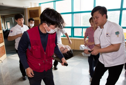 국립중앙청소년수련원 전 직원 합동 소방훈련에 참여한 직원들이 응급환자 구조를 하고 있다