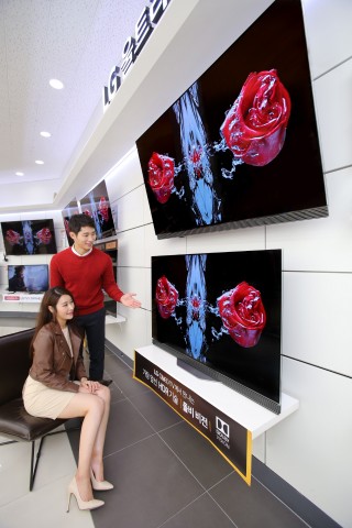 LG전자가 파격적 가격할인으로 올레드 TV 판매 확대에 나섰다