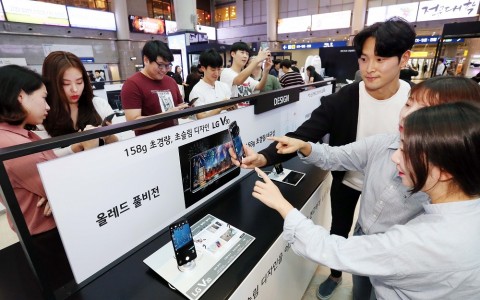 LG전자가 LG V30의 특장점을 직접 체험하는 기회를 마련하고 새로운 TV 광고를 공개하는 등 사전 인기몰이에 나선다
