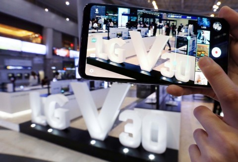 LG전자가 LG V30의 특장점을 직접 체험하는 기회를 마련하고 새로운 TV 광고를 공개하는 등 사전 인기몰이에 나선다
