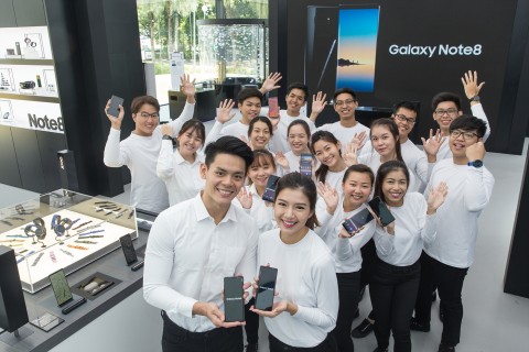 삼성전자가 싱가포르에 갤럭시 스튜디오를 오픈하며 갤럭시 노트8 판매에 본격 시동 걸었다
