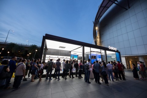 삼성전자가 싱가포르에 갤럭시 스튜디오를 오픈하며 갤럭시 노트8 판매에 본격 시동 걸었다