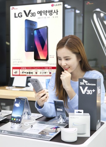 SK텔레콤이 LG V30을 미리 체험해보고 싶은 고객을 위해 전국 850여개 SK텔레콤 공식인증매장에서 체험존을 운영하고 14일부터 사전예약에 돌입한다