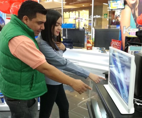 부대우전자는 이달부터 중남미 과테말라 가전 최대유통업체 맥스에 인테리어 TV 허그를 공급, 판매를 시작했다