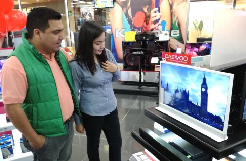 부대우전자는 이달부터 중남미 과테말라 가전 최대유통업체 맥스에 인테리어 TV 허그를 공급, 판매를 시작했다
