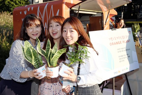환경재단이 ING생명과 함께 미세먼지 해결을 위한 환경 사회공헌 활동으로 공기정화 식물을 무료로 나눠주는 오렌지플랜트 캠페인을 시작했다