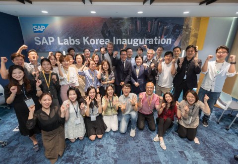 SAP 랩스 코리아 임직원들이 SAP 랩스 네트워크 가입을 축하하고 있다