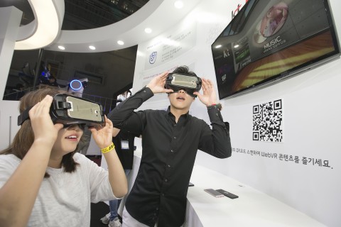 KT가 16일부터 20일까지 서울 상암 누리꿈스퀘어에서 열리는 국내 최대 VR 전시회 ‘코리아 VR 페스티벌 2017’에서 VR/홀로그램 등의 실감미디어 기술을 선보인다.