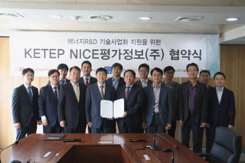 한국에너지기술평가원 황진택 원장(오른쪽에서 네번째)과 나이스평가정보 심의영 대표(오른쪽에서 다섯번째)가 MOU 체결 후 관계자들과 단체로 기념 촬영을 하고 있다