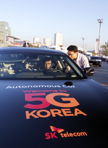 SK텔레콤은 자사가 개발 중인 자율주행차가 21일 오전 서울 만남의 광장부터 수원신갈 나들목까지 약 26 km의 경부고속도로 구간에서 시험 주행을 성공했다