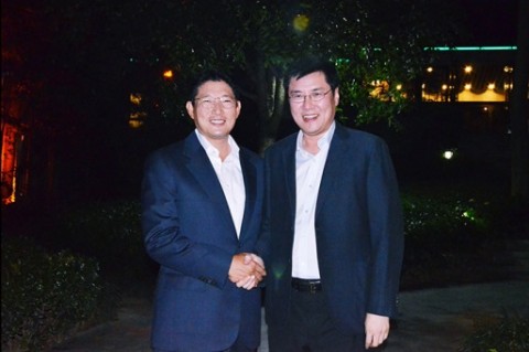 趙顯俊会長(左)と陳新書記