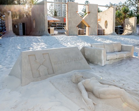 호스텔월드와 골드코스트 관광청이 모래 조각 챔피언 데니스 마소우드에게 의뢰하여 실제 모래로 이루어진 샌드호스텔을 제작했다