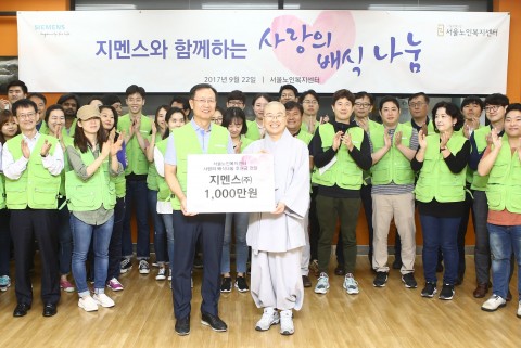 지멘스의 한국법인 지멘스가 22일 서울 종로구 서울노인복지센터를 찾아 배식 봉사활동을 펼쳤다