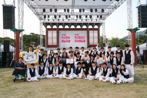 제24회 전국청소년민속예술제에서 경북 오상고등학교가 대상을 수상했다