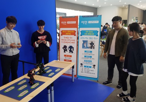 이안 유성에코시티 홍보관 VR-Zone 블루스크린 무대에서 펼쳐진 로보위즈의 로봇 게임 이벤트