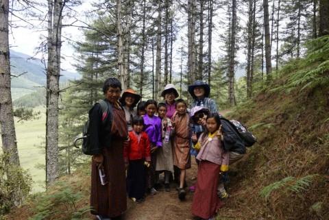 부탄 현지인들과 함께 한국 여행객