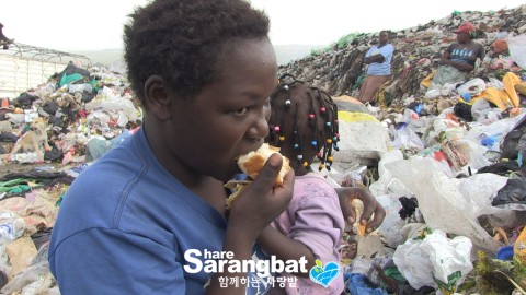 케냐 쓰레기마을에서 음식물 쓰레기를 주워 먹고 있는 미혼모