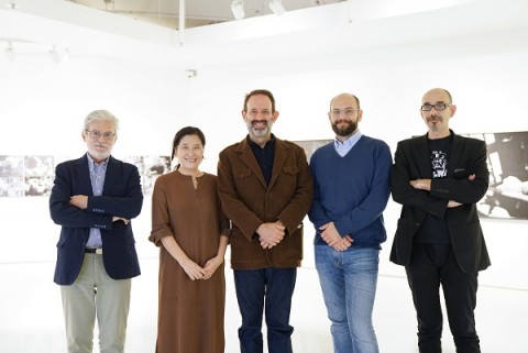 왼쪽부터 로베르토팟지 작가, 정란기 이탈치네마 대표, 마르코 델라 세타 주한이탈리아대사, 주세페 스쿠일라치 감독, 루카 스칸페르라 감독이 기념촬영을 하고 있다