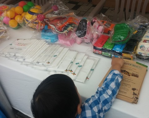 환경실천연합회 장난감 공유마켓에 참여하고 있는 어린이