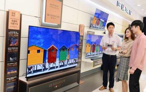 LG전자 올레드 TV가 국내에서 월판매량 1만대를 처음으로 넘어서며 대중화 속도를 높이고 있다