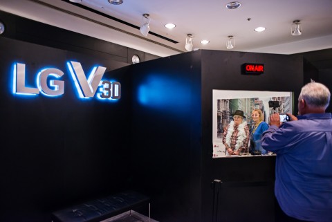 LG전자 전략 프리미엄 스마트폰 LG V30가 미국 뉴욕에서 열린 세계적인 영화제에서 세계 영화인들의 시선을 사로잡았다