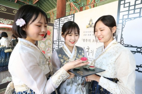 LG생활건강의 궁중화장품 브랜드 더 히스토리 오브 후가 단풍으로 물든 창덕궁에서 한국 궁중문화를 체험해 볼 수 있는 전시와 공연을 선보인다