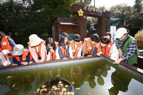 한택식물원에서 자연 탐방하는 오렌지 플랜트 스쿨 참가자들