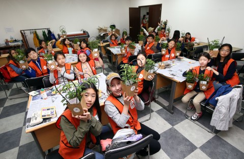 오렌지 플랜트 스쿨 현장 체험을 통해 반려식물을 입양하는 참가자들