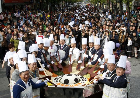 2017 Jeonju Bibimbap Festival opened in Jeonju, a UNESCO Creative City of Gastronomy. The festival will be held at Korean Traditional Culture Center and other spots in and around Jeonju from Oct. 26 to 29.  Come together Bibimbap, an opening Performance, in which participants make about 5,000 servings of Bibimbap together will be performed.
