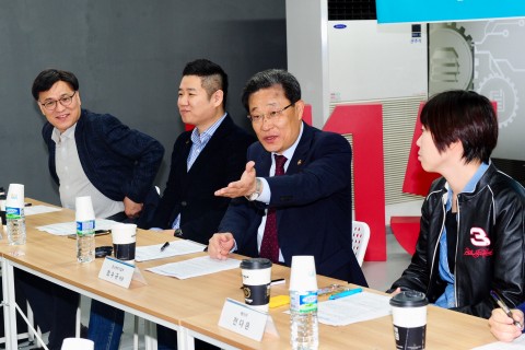 중소벤처기업부 최수규 차관이 26일 서울 용산 디지털 대장간에서 메이커 관계자들과 메이커운동 확산을 위한 간담회를 개최하였다