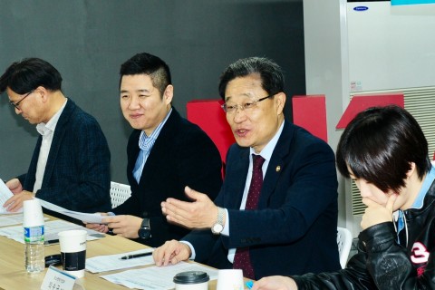 중소벤처기업부 최수규 차관이 26일 서울 용산 디지털 대장간에서 메이커 관계자들과 메이커운동 확산을 위한 간담회를 개최하였다