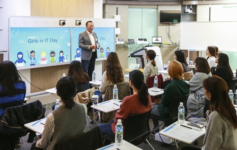 시스코 코리아는 27일 서울 삼성동 시스코 코리아 사무실에서 IT 전문가를 꿈꾸는 20대 여성을 대상으로 여성 인재 양성 프로그램인 걸스 인 IT 데이 행사를 성황리에 개최했다. 시스코 코리아 조범구 대표가 환영사를 하고 있다