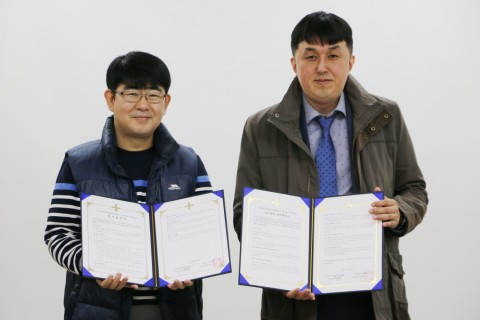 제홍민 희망이음 대표(오른쪽)와 박은성 구로구지역아동센터협의회 회장이 14일 구로구 관내 소외계층을 지원하는 내용의 업무협약을 체결한 뒤 기념촬영을 하고 있다