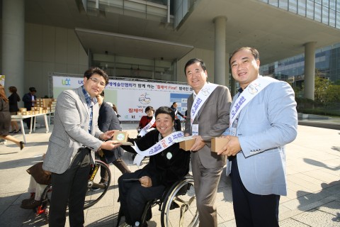장애인먼저실천운동본부가 2017 장애인먼저실천상 시상식을 12월 6일 개최한다. 사진은 KT 휠체어 First 거리캠페인