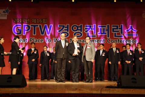 힐케 얀센 메르세데스-벤츠 파이낸셜 서비스 코리아 대표이사가 11월 9일 서울 그랜드힐튼 컨벤션 센터에서 열린 시상식에서 대한민국 일하기 좋은 100대 기업 대상 상패를 들고 기념사진을 찍고 있다