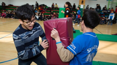 국립중앙청소년수련원 2017년 취약계층청소년캠프에 참가한 청소년이 명랑 운동회 프로그램을 하고 있다