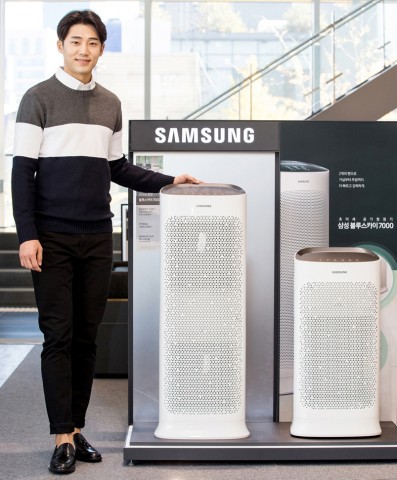 삼성전자가 전문 계측 장비 수준의 레이저 PM 1.0센서를 적용해 지름 0.3㎛ 미세먼지까지 정밀 측정 해주는 공기청정기 신제품 2018년형 블루스카이를 출시한다