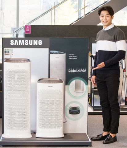 삼성전자가 전문 계측 장비 수준의 레이저 PM 1.0센서를 적용해 지름 0.3㎛ 미세먼지까지 정밀 측정 해주는 공기청정기 신제품 2018년형 블루스카이를 출시한다