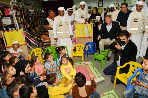 안토니오 로페즈-이스투리즈 EU-UAE 의회 친선그룹 회장dl 시리아 난민캠프를 방문하여 어린이들과 함께하고 있다
