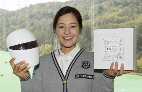 LG전자가 여성 골프선수들에 LG 프라엘을 전달했다. 사진은 전인지 선수