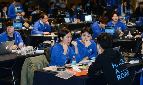 8일 오전 서울 강남구 파티오나인에 모인 40개팀 110여명 소프트웨어 개발자들에게 해커톤 대회 주제가 공개되면서 현대차그룹 해커로드 본선 대회의 막이 올랐다