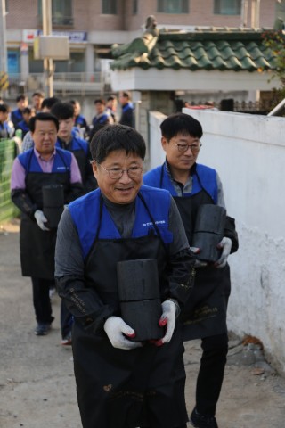 한국전기공사협회가 사랑의 연탄나눔 등 다채로운 봉사활동을 실시했다. 사진은 연탄나눔 봉사활동 중인 류재선 회장