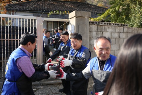 한국전기공사협회가 사랑의 연탄나눔 등 다채로운 봉사활동을 실시했다. 사진은 연탄나눔 봉사활동 중인 류재선 회장